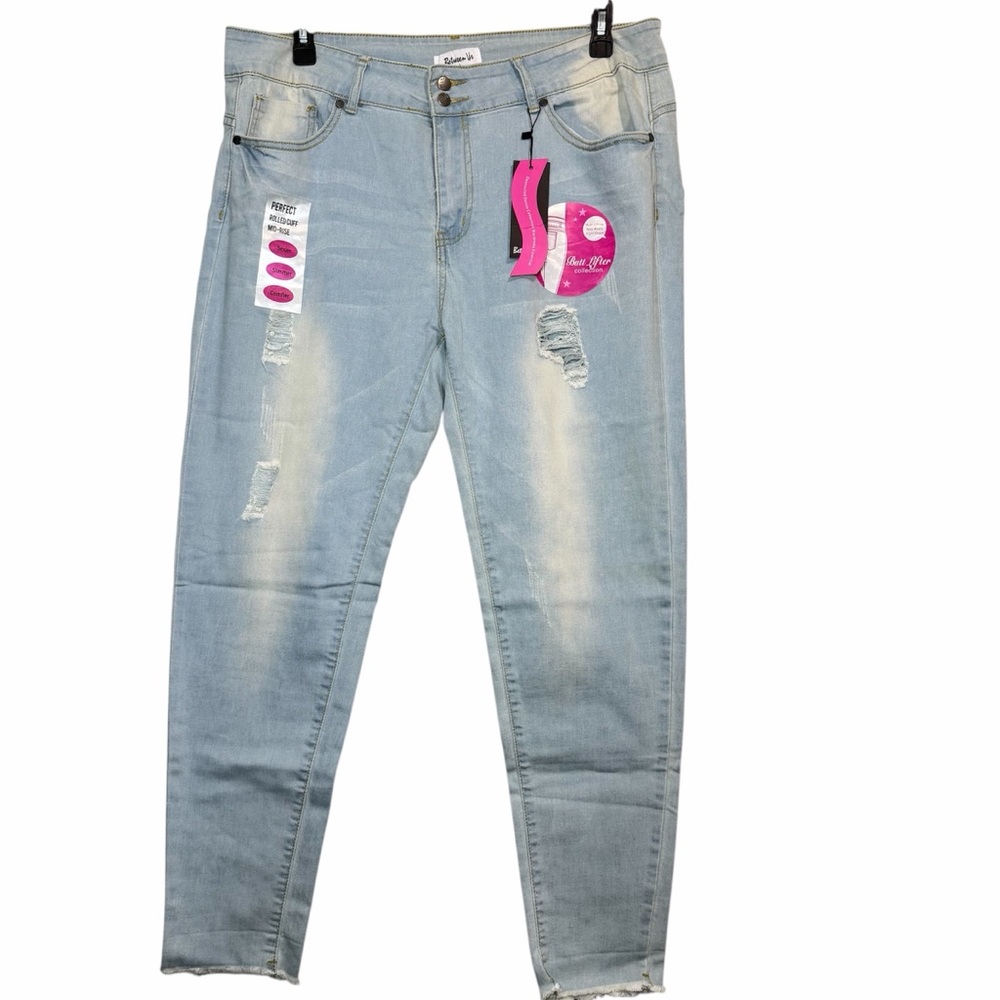 NWT Between Up Woman’s Jeans Size 20 Mid-Rise Skinny Distressed Denim Light Wash